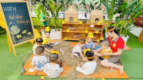 HOẠT ĐỘNG TRẢI NGHIỆM - BÉ NHẶT TRỨNG GÀ